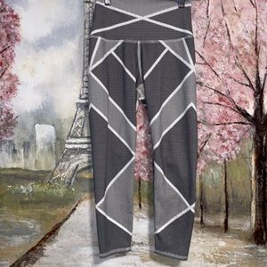 EVOLUTION & CREATION High Rise Cropped Black and White Pattern Leggings sz S EUC